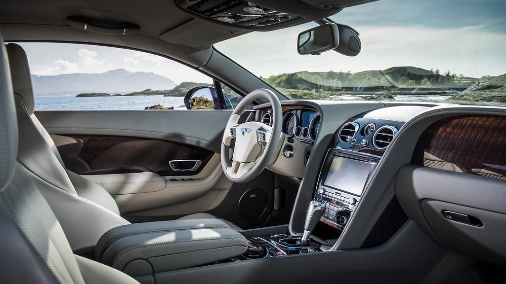 Bentley Continental GT:n sisustus.