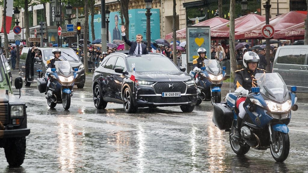 Presidentti Emmanuel Macron otti yleisönsä DS 7 Crossbackin kyydissä.
