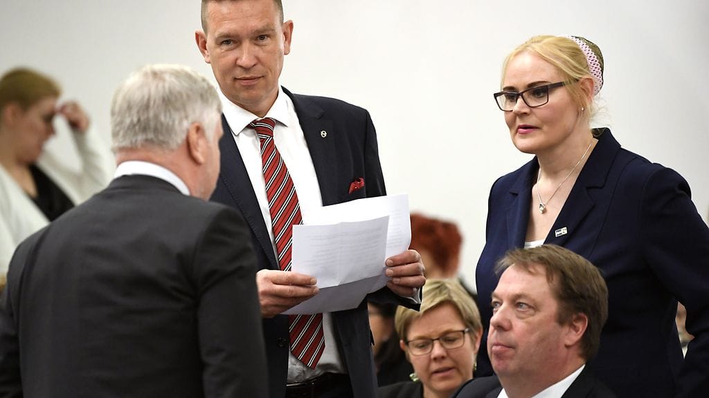 Perussuomalaisten poliisitaustaiset kansanedustajat Tom Packalen, Veera Ruoho ja Mika Raatikainen (edessä oikealla) äänestivät puoleensa ja hallituksen linjan vastaisesti hallintarekisteriä vastaan.