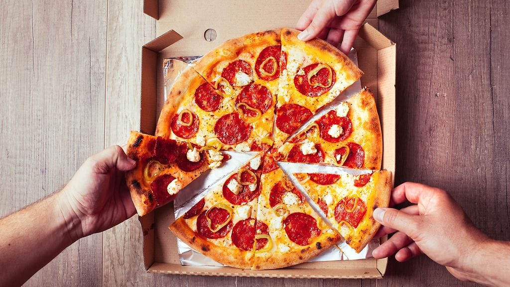 Pizzalaatikkoon kirjoitettu vitsi meni tällä kertaa överiksi.