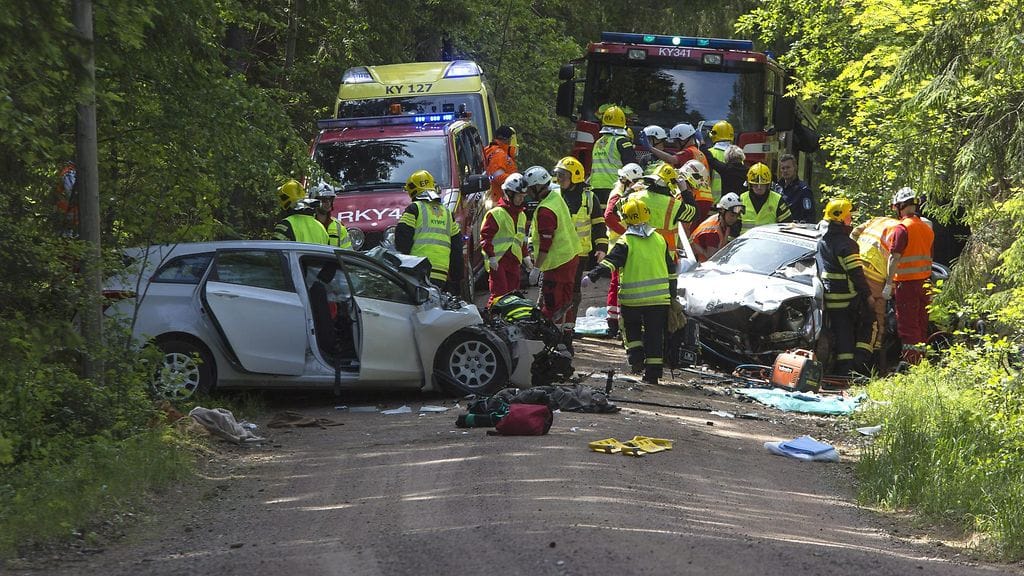 Henkilöautot törmäsivät toisiinsa Miehikkälässä kesäkuussa 2016. Onnettomuudessa kuoli yksi henkilö ja kuusi loukkaantui.