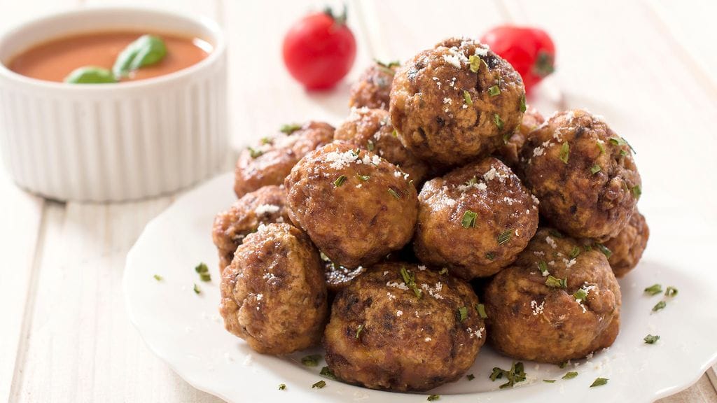 Lihapulliin kannattaa valita hieman rasvaisempi jauheliha, joka on usein myös edullisempaa.