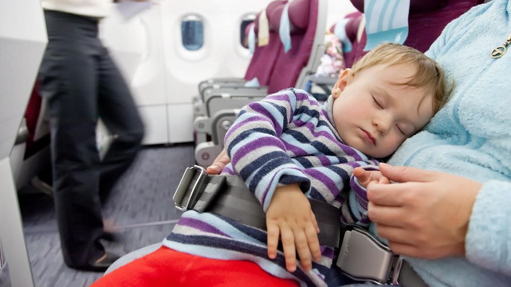 Moni lentoyhtiö suosittelee alle kaksivuotiaita lapsia matkustamaan sylissä.