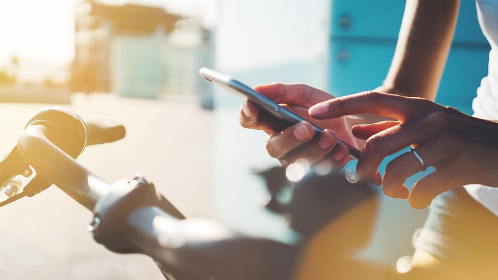 Liikenteessä yhteiskäyttöön tarkoitetut autot ja polkupyörät tulevat yleistymään tulevaisuudessa.