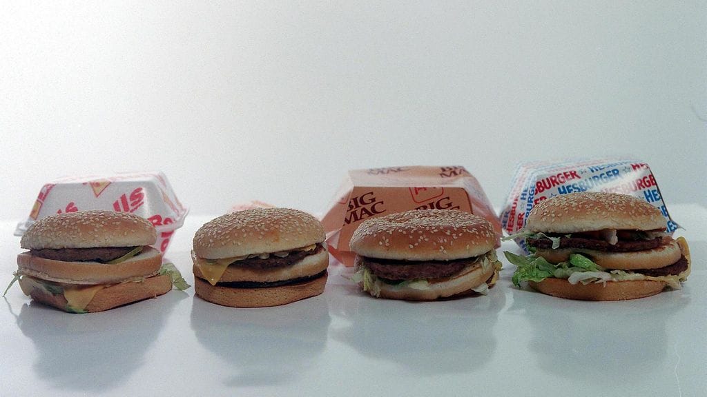 Kuvassa Rollsin, Carrolsin, McDonald'sin ja Hesburgerin hampurilaiset vuodelta 1999.