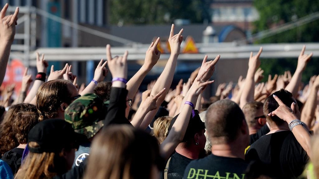 Yleisöä ja yleisön käsiä Tuska-festivaaleilla 1. heinäkuuta 2016.