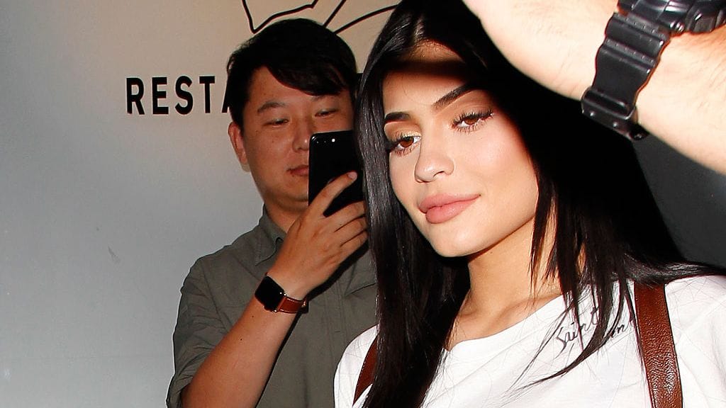 Ohikulkijat ottivat kuvia Kylie Jenneristä, kun hän poistui ravintolasta Lontoossa muutama päivä sitten.