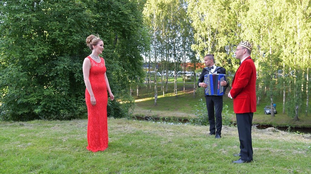 Aino Niemi esitti Teijo Lindströmille Nuoruustangon.