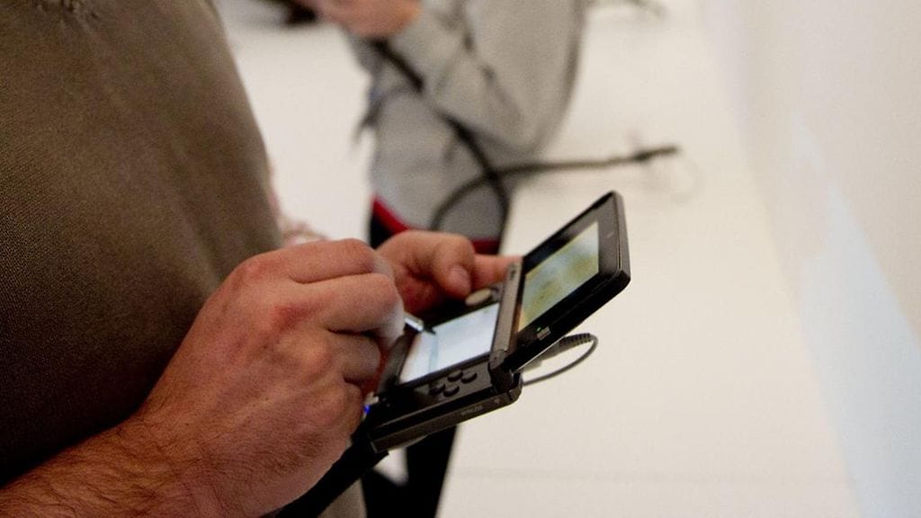 Kuvassa alkuperäinen 3DS-konsoli.