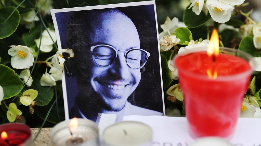 Fanit toivat Moskovassa kadulle kynttilöitä muistoviestejä Chester Benningtonille.