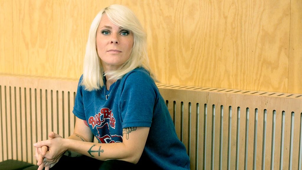 Maja Ivarsson esiintyy uuden elektronisen duonsa kanssa.