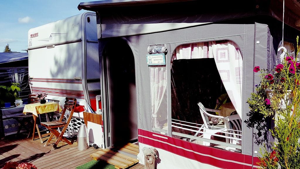 Anne ja Kari Mäkisen koti on tämä asuntovaunu ympäri vuoden.