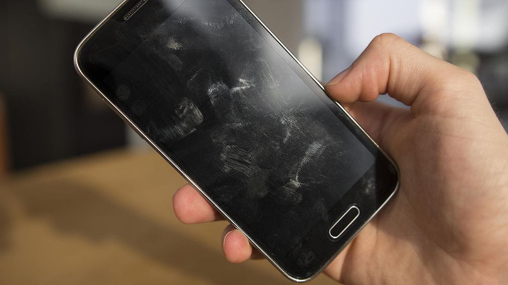 Suurin osa puhelimen bakteereista on peräisin omista käsistämme.