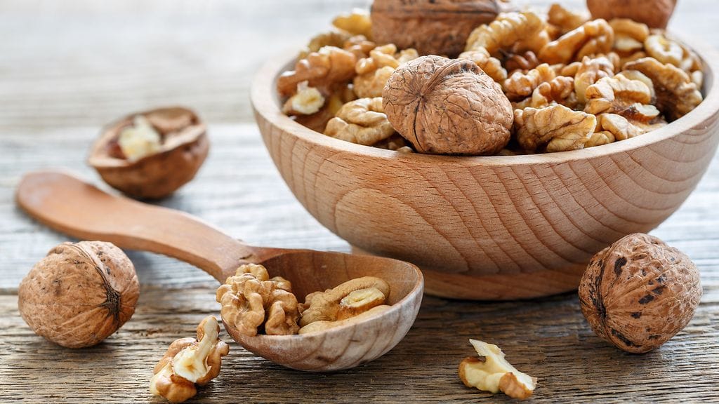 Saksanpähkinöitä myydään niin valmiiksi kuorittuina kuin kovan kuoren sisällä.