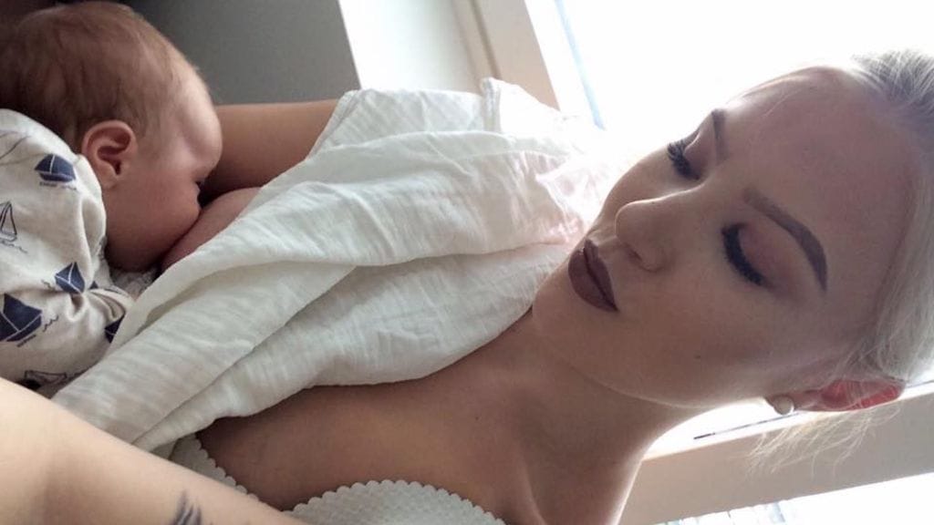 "Syön itse ruokani muiden ihmisten seurassa, joskus välipalaa kaupan käytävällä, miksi siis en myös lastani voisi siinä ruokkia? "