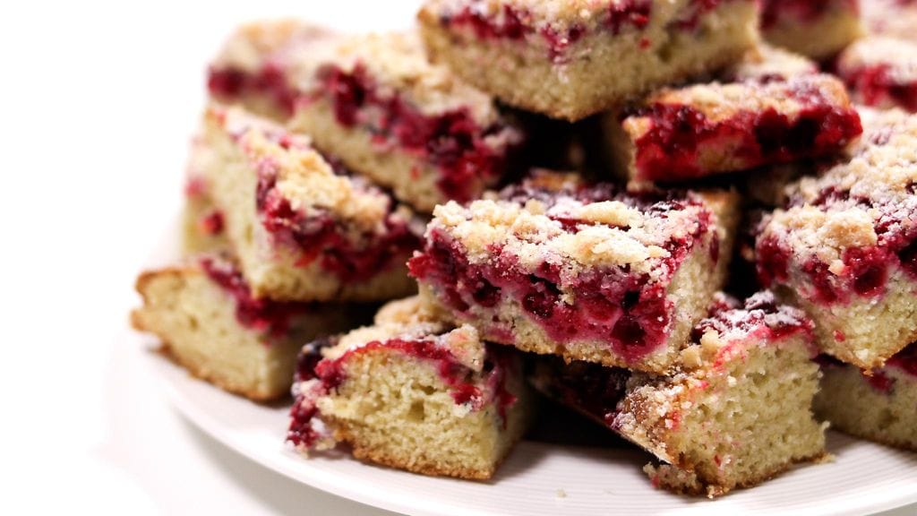 Tämä marjapiirakka valmistuu käden käänteessä.