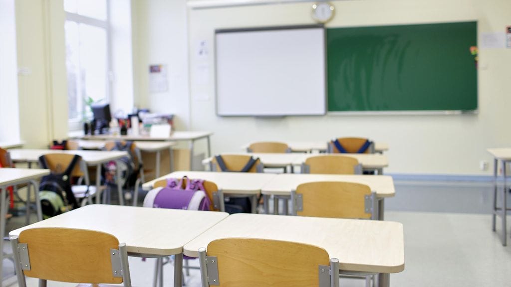 Opettajana toiminut Vlaming päätettiin erottaa "pitkällisen harkinnan jälkeen", koska hänen toimintansa rikkoi koulun syrjimistä estäviä säännöksiä.