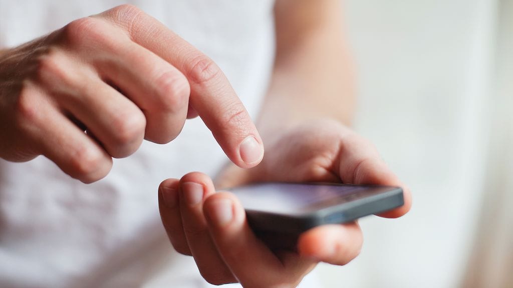 Tutkija arvelee puhelimen aiheuttaman eroahdistuksen vain lisääntyvän tulevaisuudessa. Kuvituskuva.