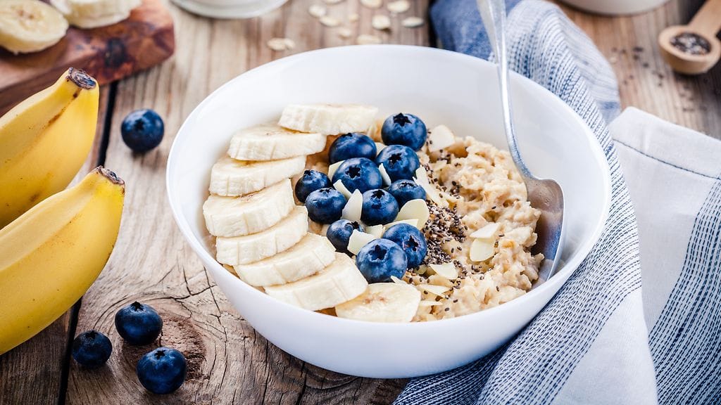 Puuron päälle sopivat hyvin marjat ja hedelmät, mutta monet suosivat myös vain pientä voinokaretta.