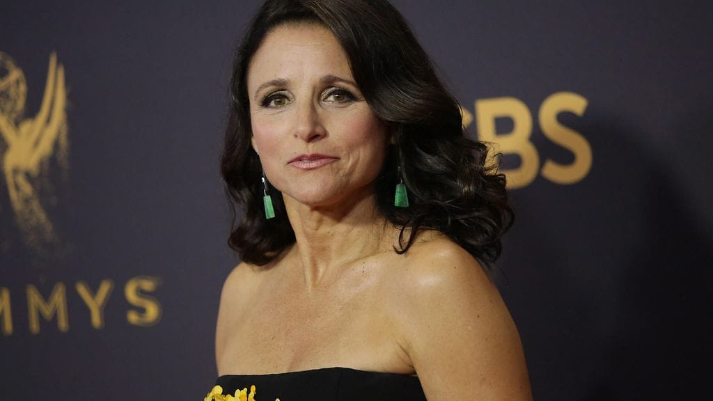 Julia Louis-Dreyfus kuvattuna Emmy-gaalassa 17. syyskuuta 2017. Seuraavana päivänä näyttelijä sai kuulla sairastavansa rintasyövästään.