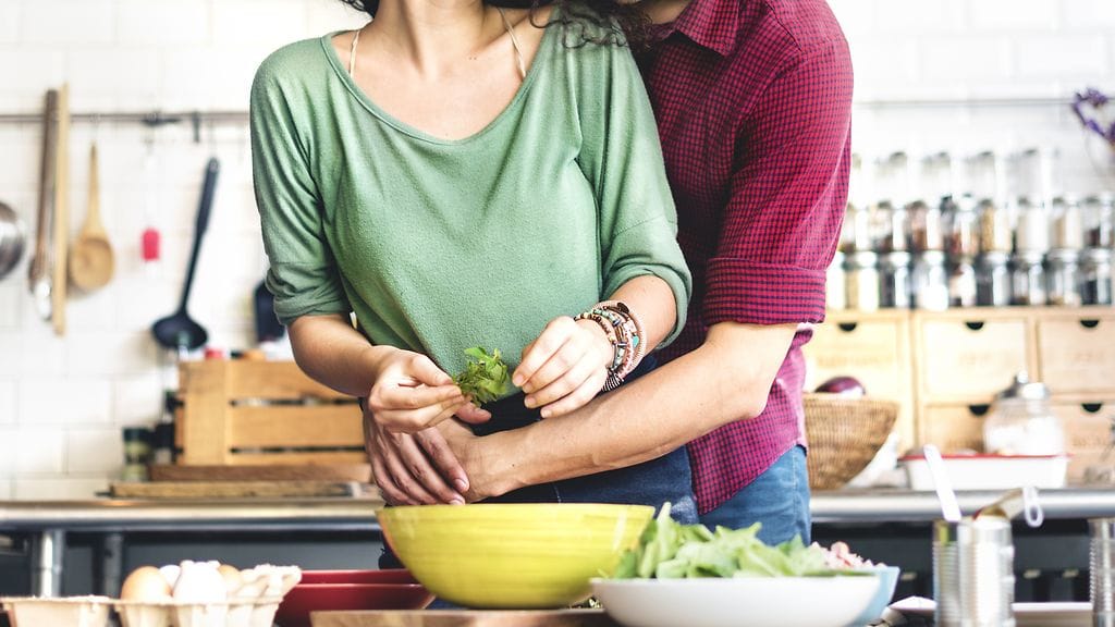 pariskunta ruoanlaitto