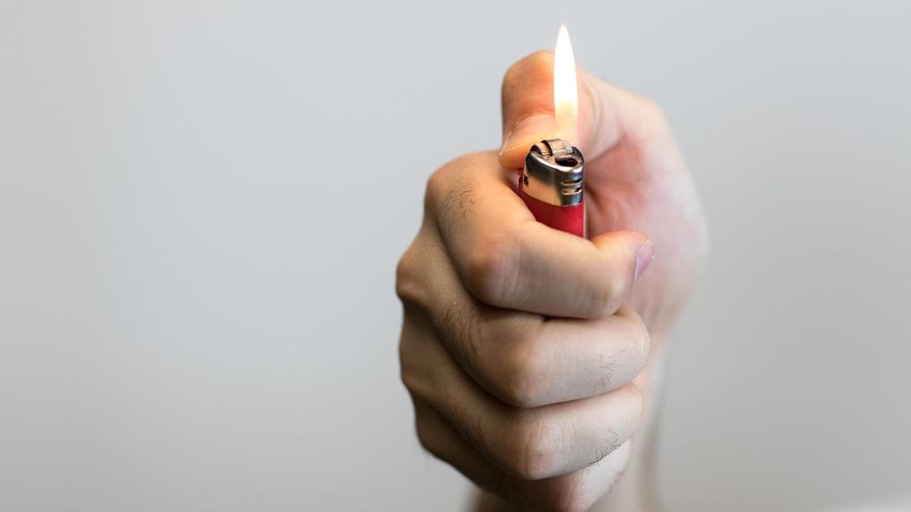 Elimistöön päätynyt sytytin aiheutti miehelle hengenvaaran.