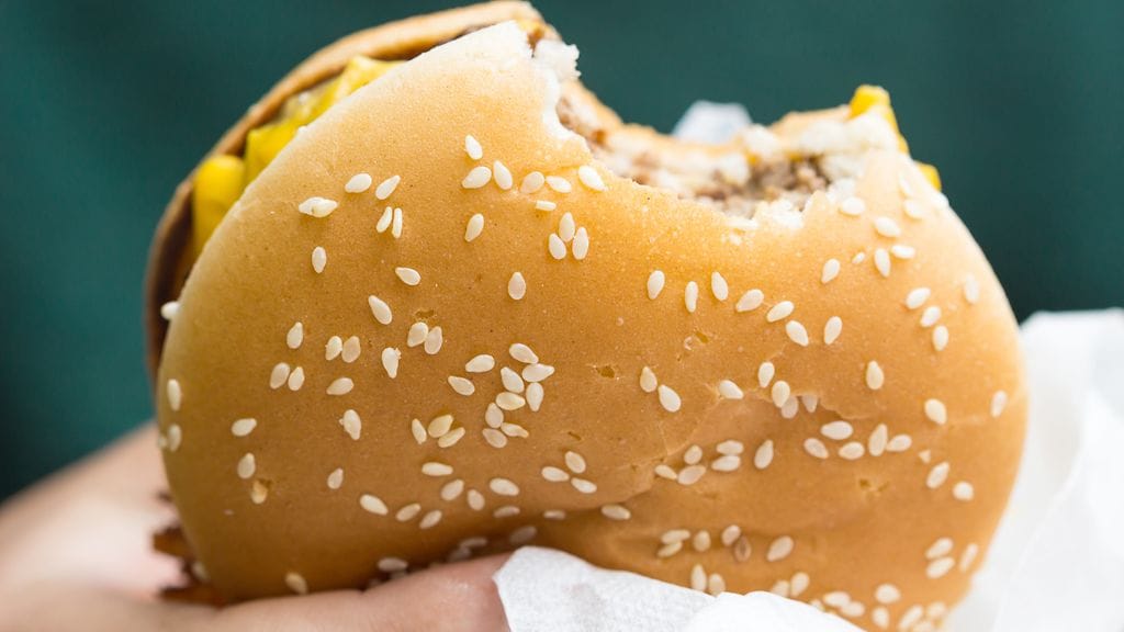 Yksi hampurilainen voi sisältää yli puolet päivän energiatarpeestasi.