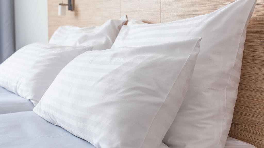 Hotellin valkoisiin lakanoihin on mukava sukeltaa.