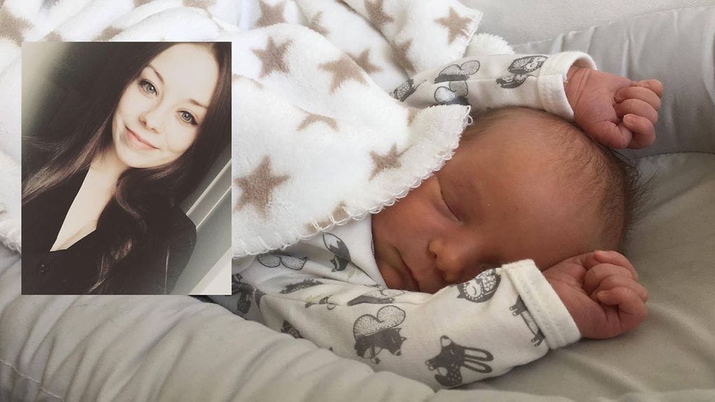 Äiti Riia Liukkonen sekä hänen nukkuva tyttärensä Rosa.