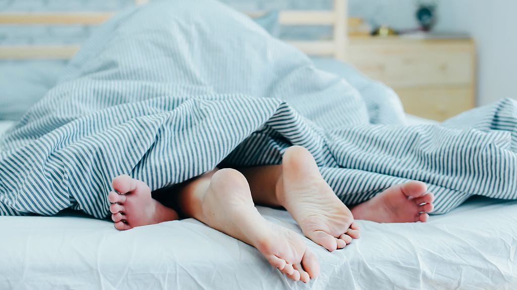 Naiset saattavat kokea painetta harrastaa seksiä, vaikka se ei huvittaisi väsymyksen takia ollenkaan.