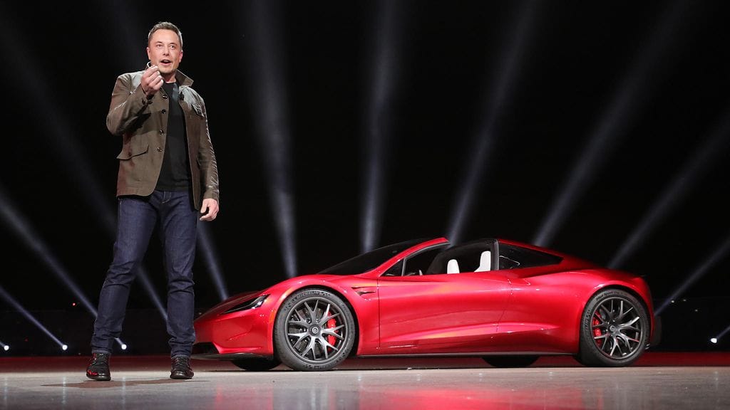 Elon Musk ja toisen sukupolven Tesla Roadster. Marsiin mahdollisesti lähtevä auto olisi se alkuperäinen versio.