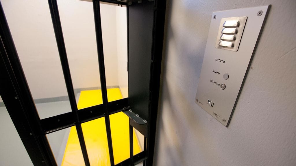 Iltalehden tietojen mukaan lapsensa murhasta epäilty nainen onnistui vahingoittamaan itseään vankilassa.