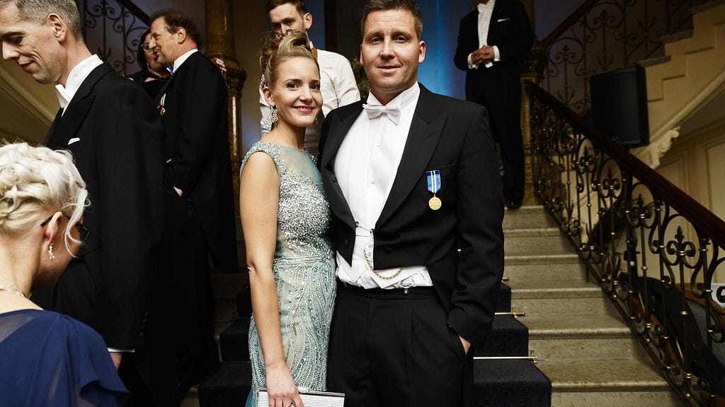 Jani Sievinen ja hänen puolisonsa jatkoivat juhlintaa Hotel Kämpissä.