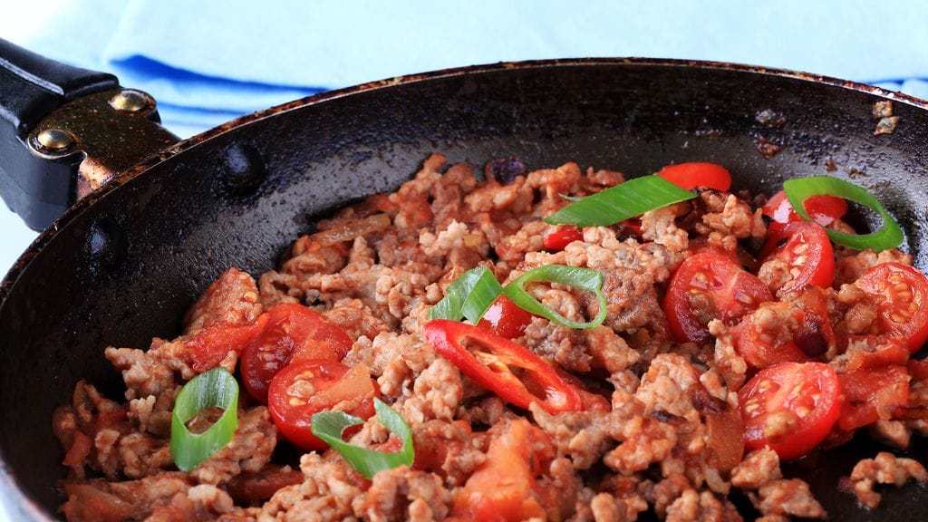 Henri Alén kertoo uutuukirjassaan, millainen on hyvä paistinpannu. Kuvituskuva.