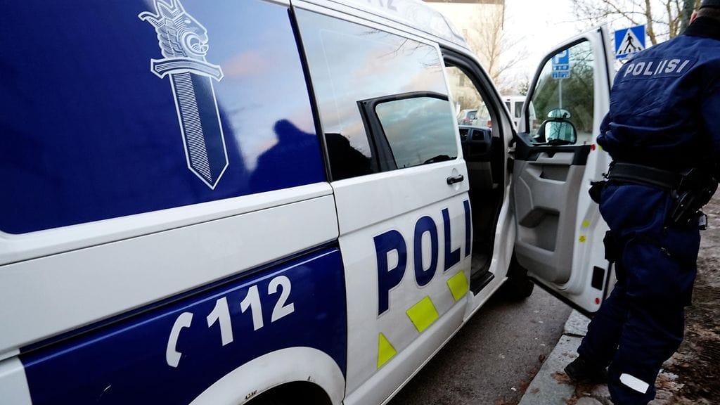 Poliisi etsii uudehkon valkoisen henkilöauton kuljettajaa, joka ajoi yllättäen jalkakäytävälle Kokkolassa.