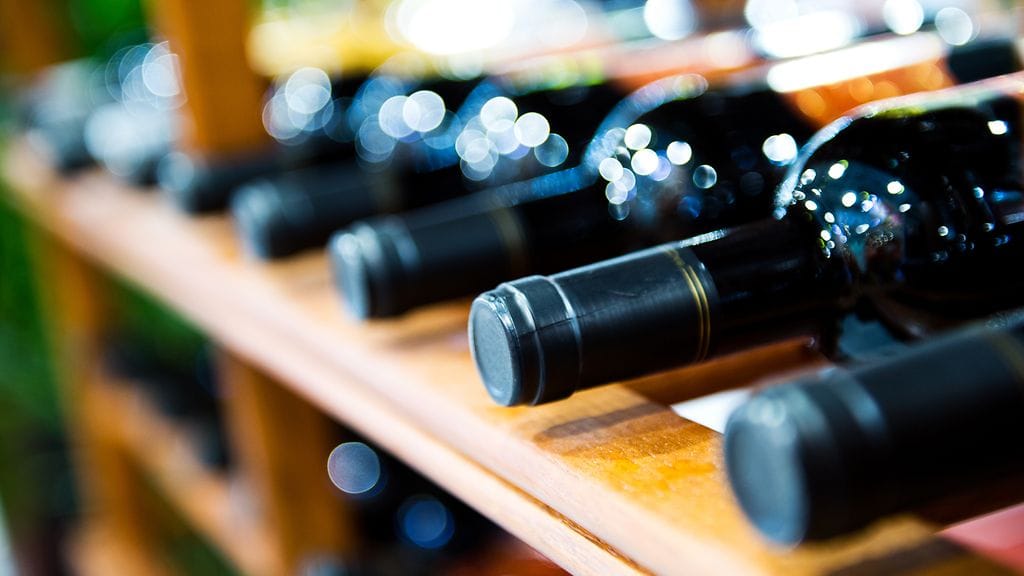 Ruotsissa ongelmakäytön raja-arvon saavuttaminen vaatii ainakin 28 lasia viiniä viikossa. Kuvituskuva.