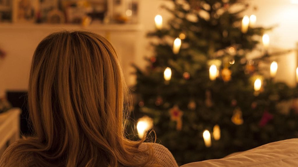 Joulu yksin. "Vain minä, jouluruuat, viiniä, herkkuja, kasa hyviä elokuvia ja koirani, muuta en tarvitse", eräs lukija kirjoittaa. Kuvituskuva. Kuvan henkilö ei liity juttuun.