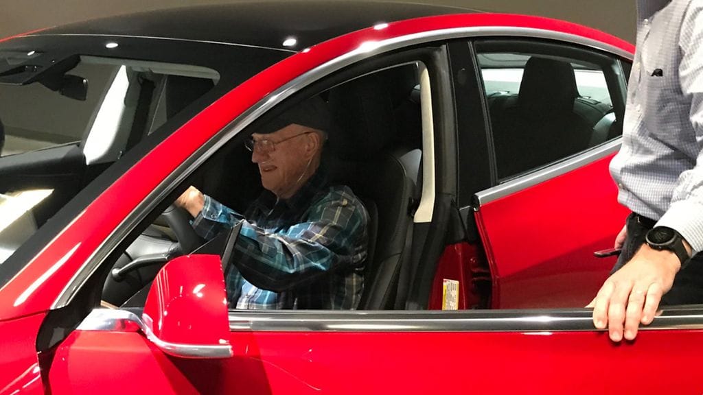 Vakavasti sairas mies ehti pääsemään Model 3:n puikkoihin ennen kuolemaansa.