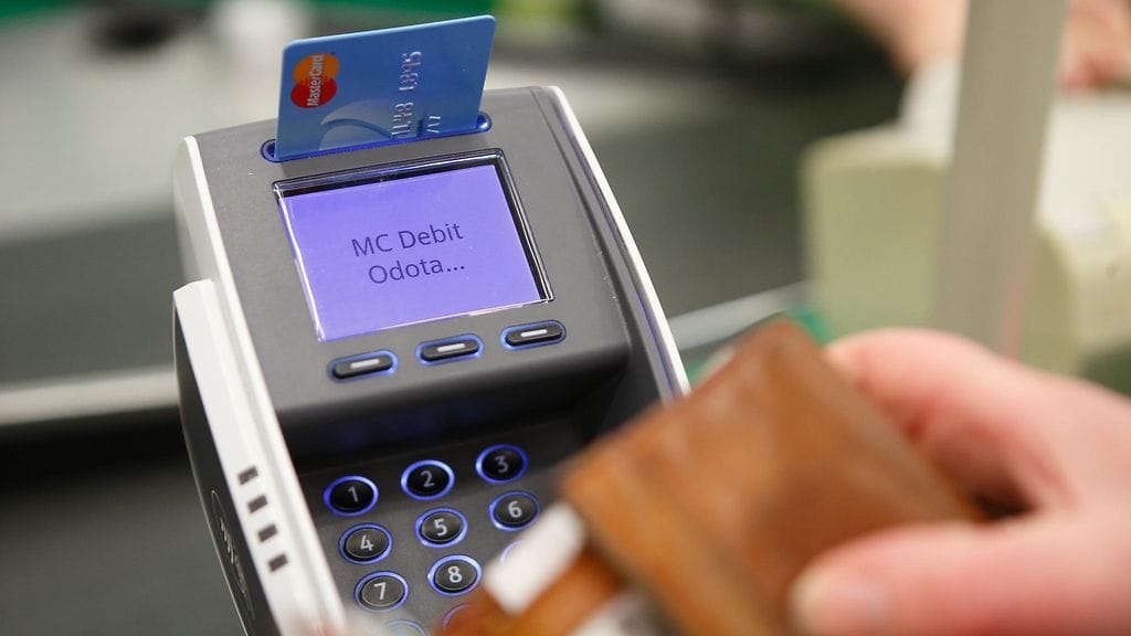 Keskisuomalainen nainen otti viime kesänä laittomasti haltuunsa iisalmelaisen iäkkään naisen pankkikortin ja aiheutti kymmenien tuhansien vahingot. Kuvituskuvan pankkikortti ja ostotilanne eivät liity juttuun.