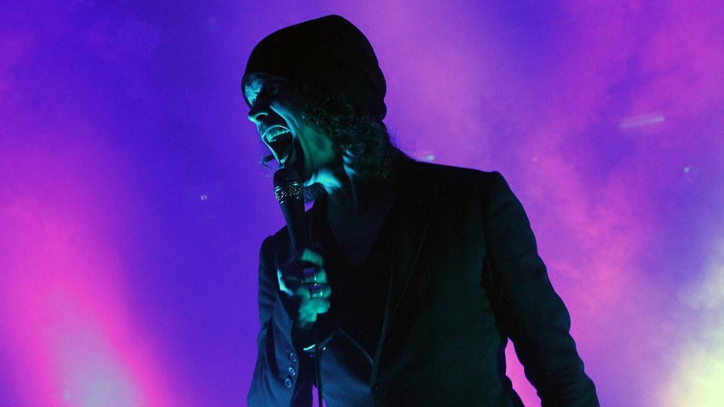 HIMin Ville Valo vauhdissa Helsingin Jäähallin lavalla 27. joulukuuta 2017.