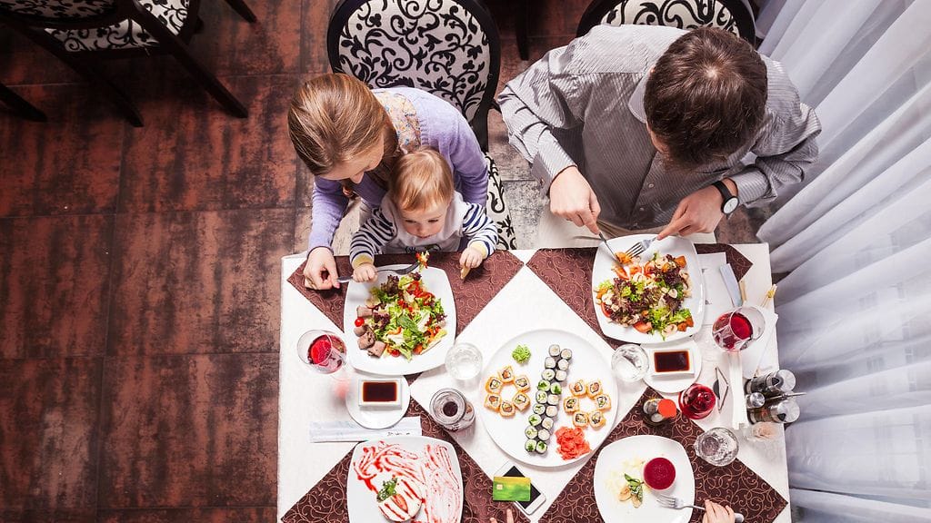 Kevinin mukaan ravintolaan uskaltautuneet vanhemmat haluavat vain, että joku muu kokka heille ja siivoaa lapsen tekemät sotkut. Hän sen sijaan ei ymmärrä, miksi joku lapseton tulisi ravintolaan jo alkuillasta tuomitsemaan lapsiperheiden toimintaa. Kuvituskuva.