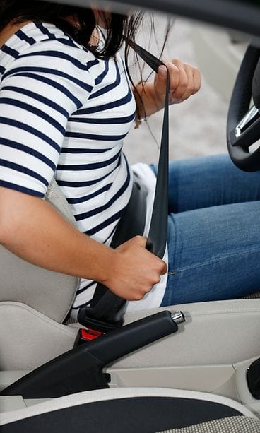 Turvavyön lanneosan kiristäminen