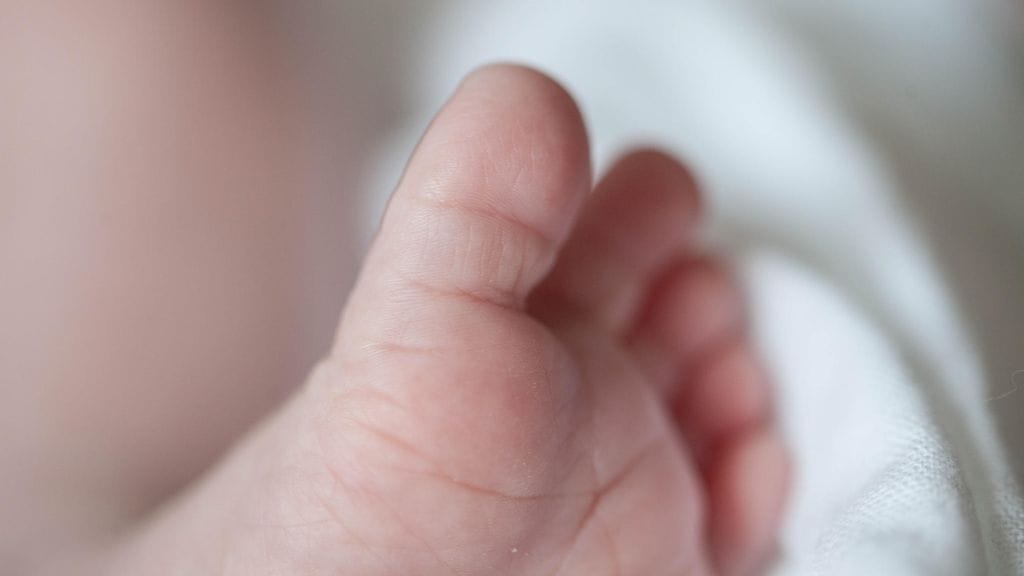 Kuvituskuva. Hämeen poliisi on saanut esitutkinnan valmiiksi pienen vauvan törkeästä pahoinpitelystä.