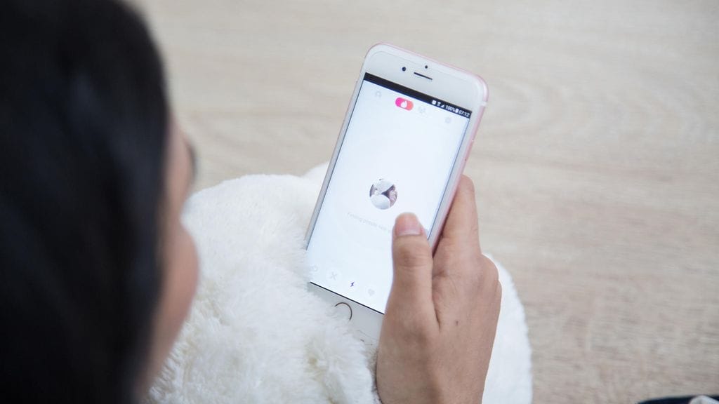 Tinderissäkin voi tulla nettihuijari vastaan. Kuvan henkilö ei liity tapaukseen. Kuvituskuva.