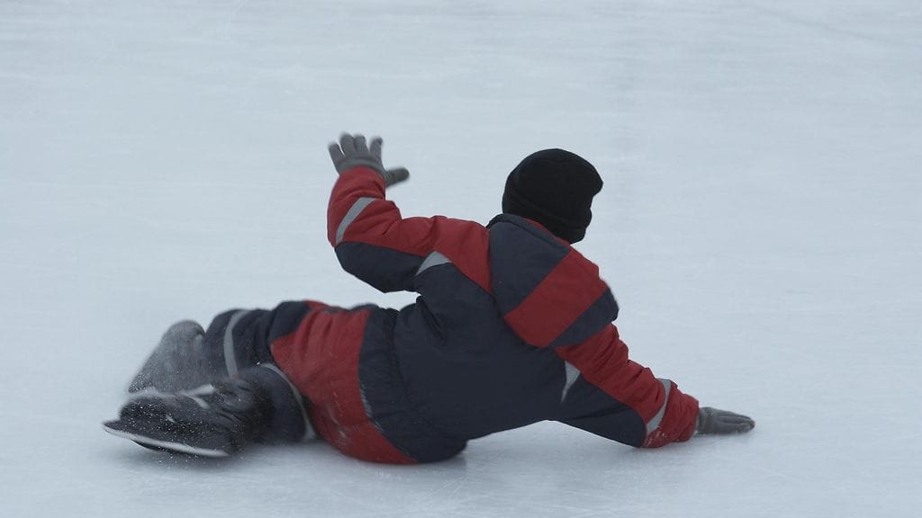 luisteleva lapsi kaatuu