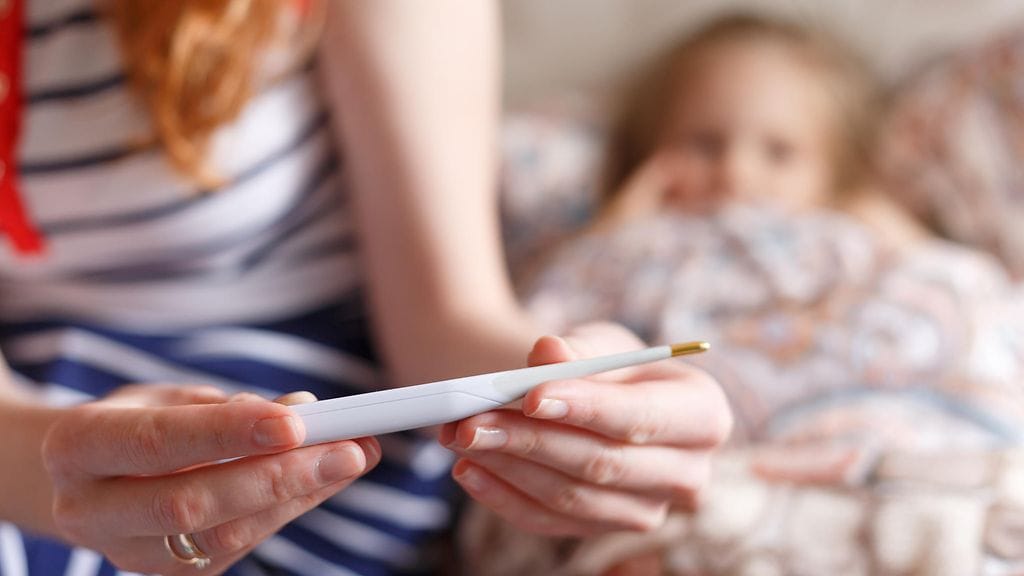 Influenssa nostaa lapselle usein korkean kuumeen, mutta ei aina. Kuume voi liittyä myös tavalliseen flunssaan. Kuvituskuva.