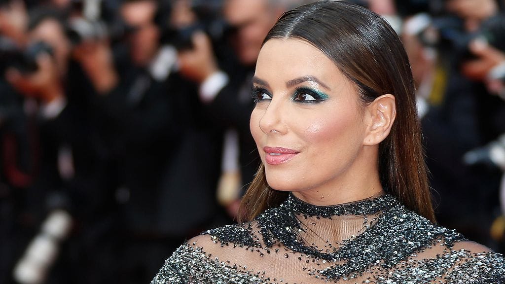 Näyttelijä Eva Longoria julkaisi Instagramissa treenivideon, missä naisen näyttävät lihakset tulevat esiin.