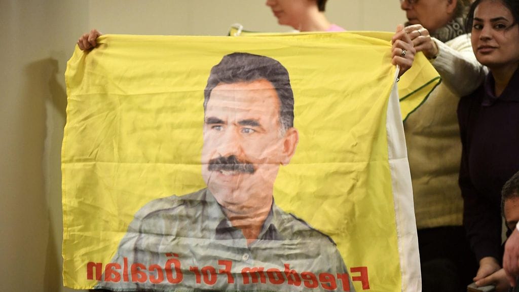 Vangitun kurdijohtajan Abdullah Öcalanin kuva mielenosoittajien käsissä eduskunnan yleisölehterillä 8. helmikuuta 2018.