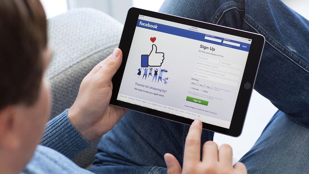 Romanttisia viestejä lähettelevä nettituttu voi paljastua huijariksi.