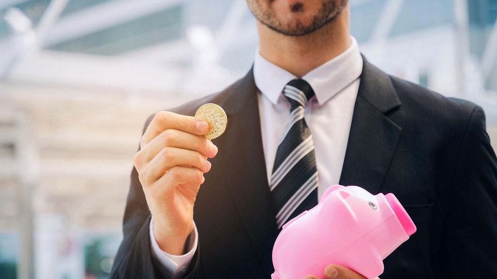 komea mies rahaa säästöpossu kolikko raha